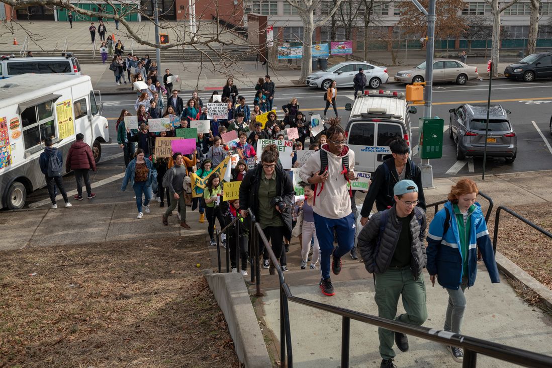 Students walking from Bronx Science (<a href="http://dispatch.nyc/">David "Dee" Delgado</a> / Gothamist)